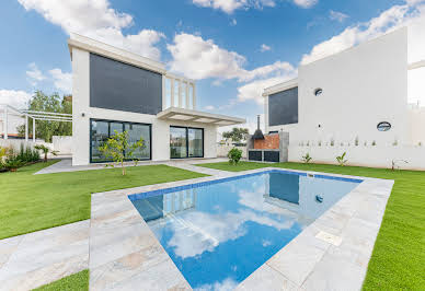 Villa with pool and garden 15