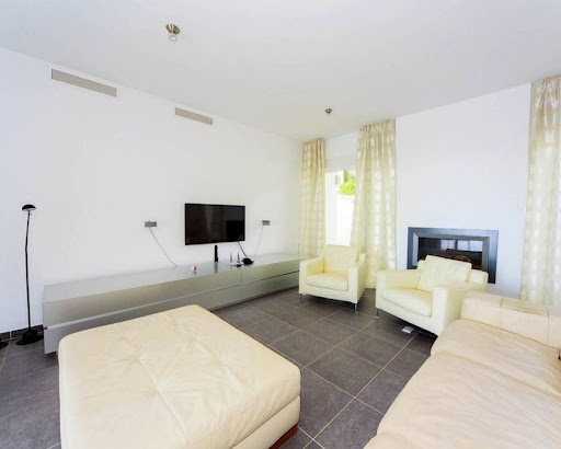 Villa with pool 4