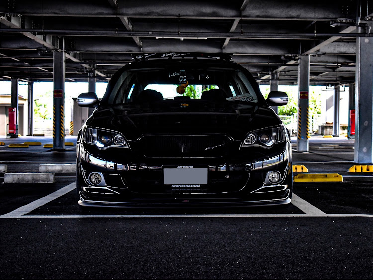 レガシィツーリングワゴンの角度は斜めから・真っ黒くろすけ・かわりばえしないに関するカスタム事例の投稿画像1枚目