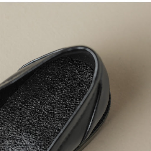 Title 7, Mid heeled shoes with British style thick heels...