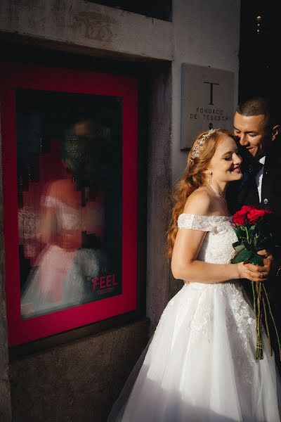 Fotógrafo de casamento Vitalik Gandrabur (ferrerov). Foto de 18 de outubro 2022