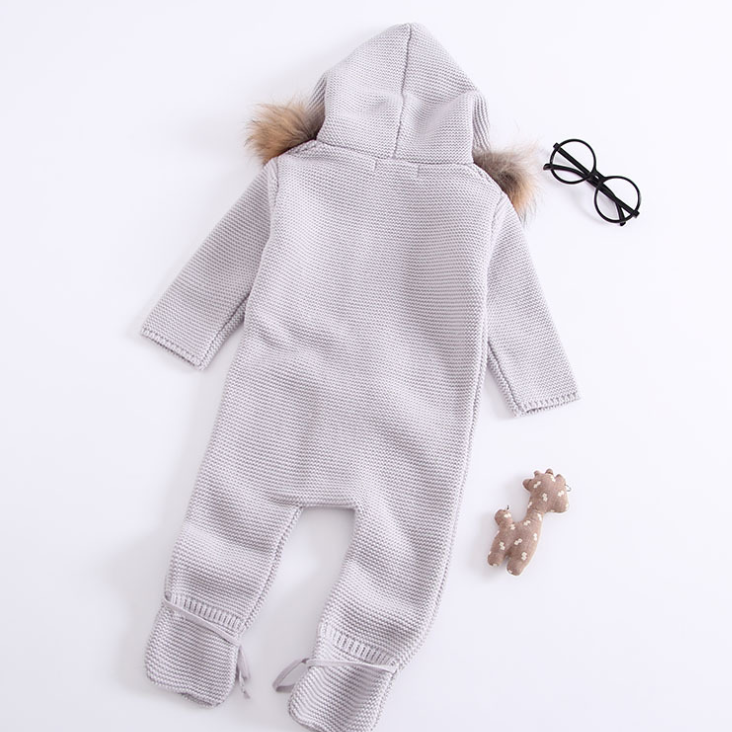 Macacão de inverno para bebê com forro de lã macia. Ideal para neve e clima frio. Mantenha seu bebê aquecido e confortável durante o inverno.