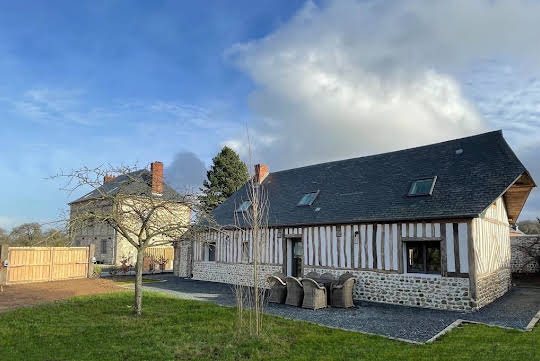 Maison en bord de mer avec jardin