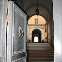 Behind the door di 