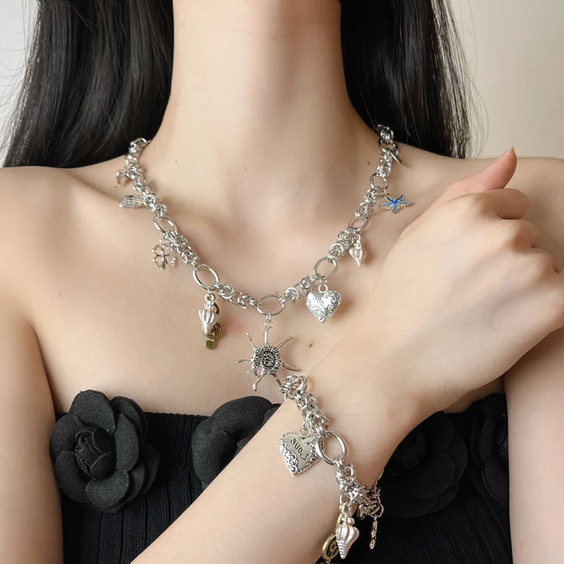 Licht luxe vintage ketting met schelp, zeester en bloem hanger voor dames, een uniek en stijlvol sieraad.