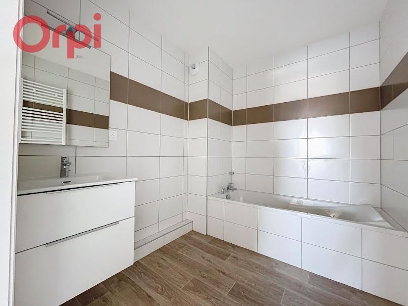 Location  appartement 3 pièces 59 m² à Sierentz (68510), 740 €