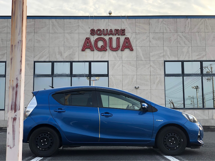 アクアのダウンサス・ローダウン・パチ屋駐車場に関するカスタム事例の投稿画像1枚目