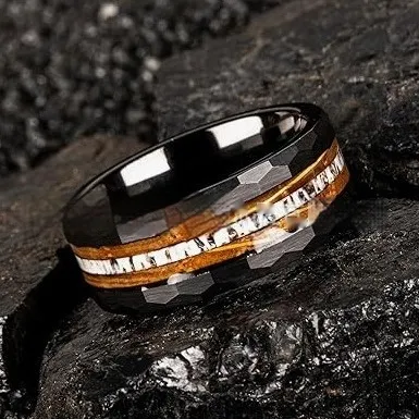Bague en tungstène noir et rouge rose 8mm, incrustation bois de tonneau de vin et bois de cerf. Élégance et résistance.