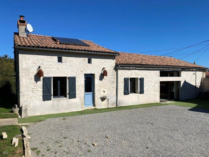 Vente maison 5 pièces 177 m² à Ruffec (16700), 212 750 €