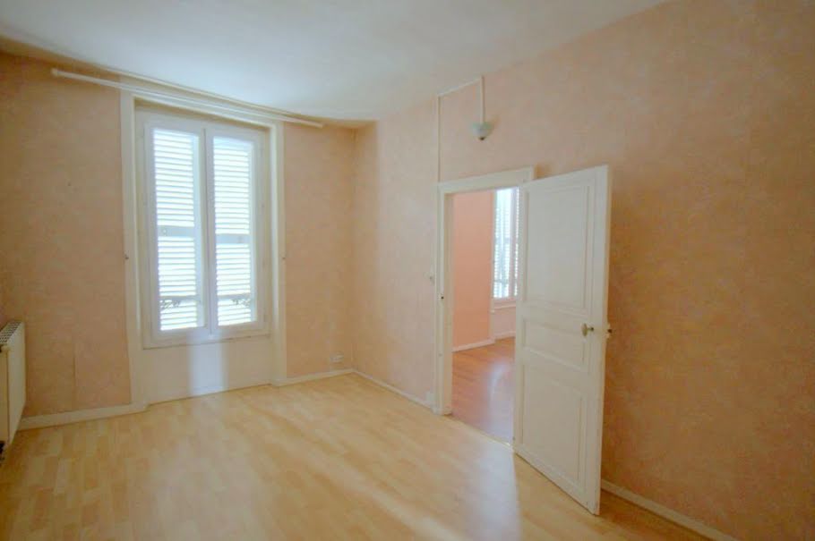 Location  appartement 3 pièces 55 m² à Montluçon (03100), 415 €