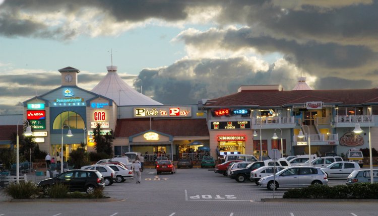 Summerstrand shopping centre near the Port Elizabeth beachfront. A woman who allegedly kidnapped a three-year-old from the beachfront early in January has had her bail hearing postponed.