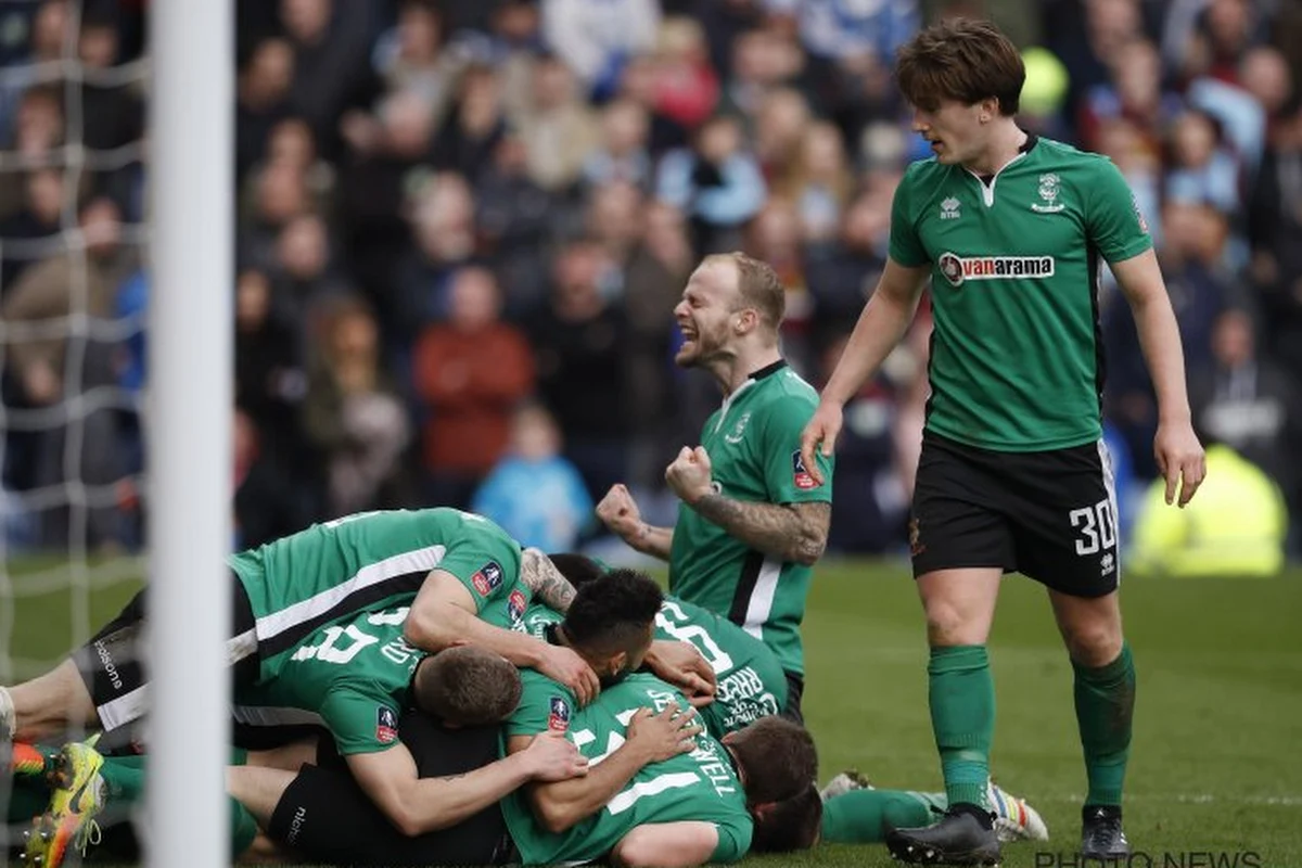 Vijfdeklasser Lincoln City stunt tegen Burnley en schrijft geschiedenis in FA Cup