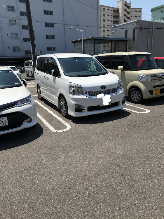ヴォクシーののりさんさんが投稿したカスタム事例の投稿画像1枚目