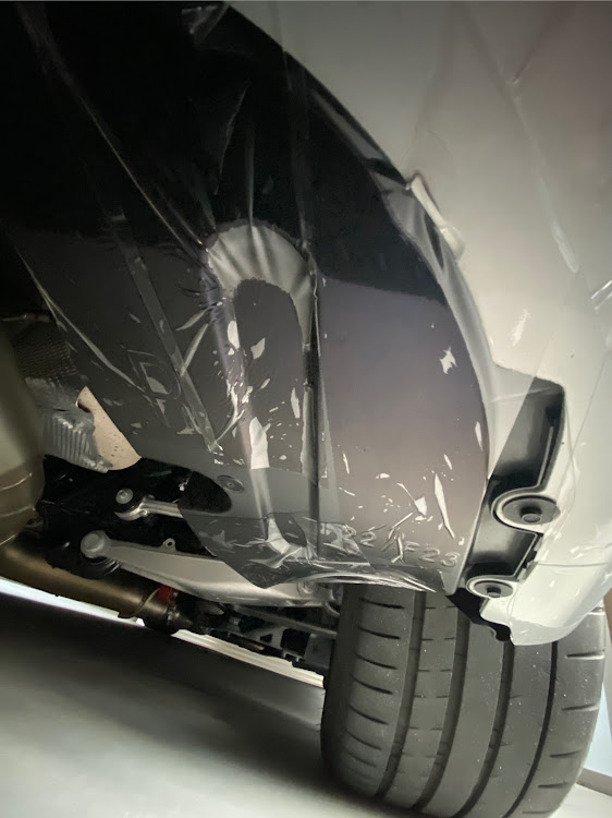 M2 クーペのシュアラスターで洗車・下回り徹底洗浄💦からのコーティング✨・プロテクターフィルム貼り貼り💦・KWは黄色と紫に関するカスタム事例の投稿画像6枚目