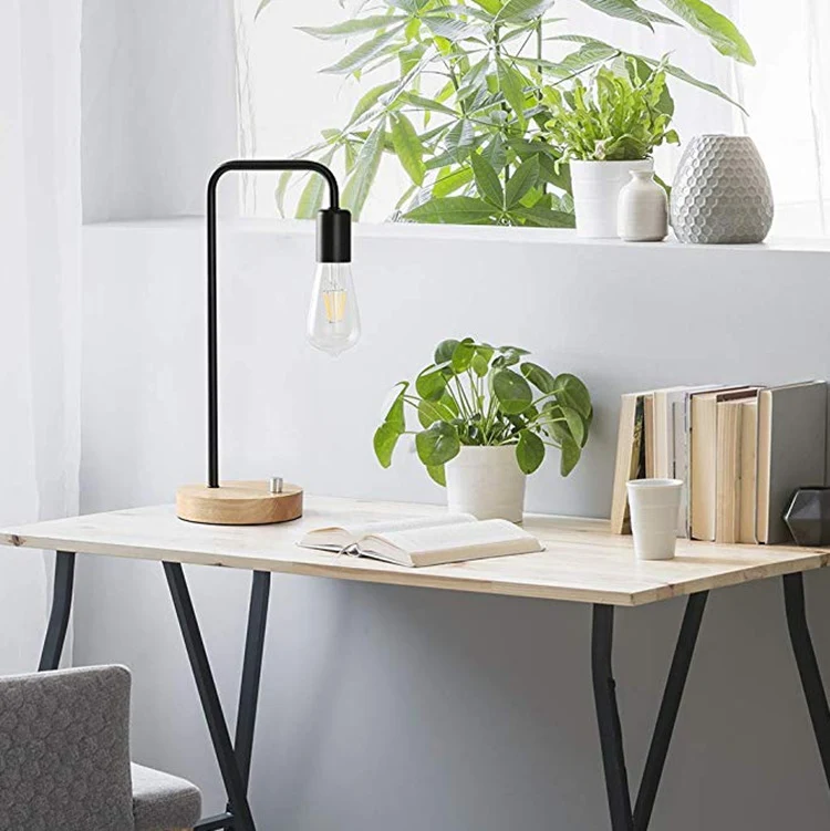 Title 3, Kreative, moderne Tischlampe aus Eisen und Holz...