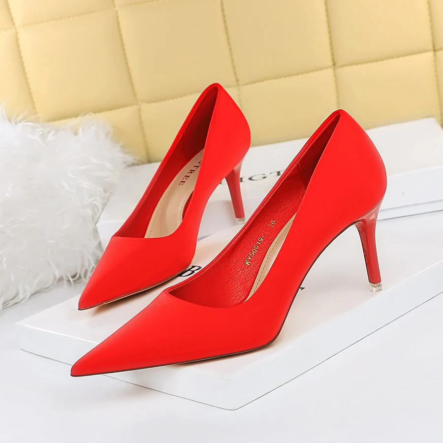 Modieuze, eenvoudige stiletto pumps met spitse neus en hoge hak. Ideaal voor elegante outfits en een statement look.