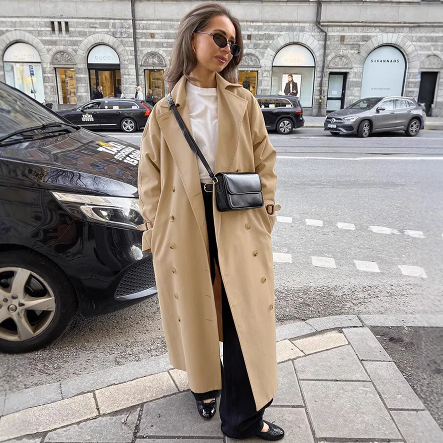 Trench-coat kaki à double boutonnage pour homme, un classique intemporel. Élégance et protection contre les intempéries pour un style sophistiqué.