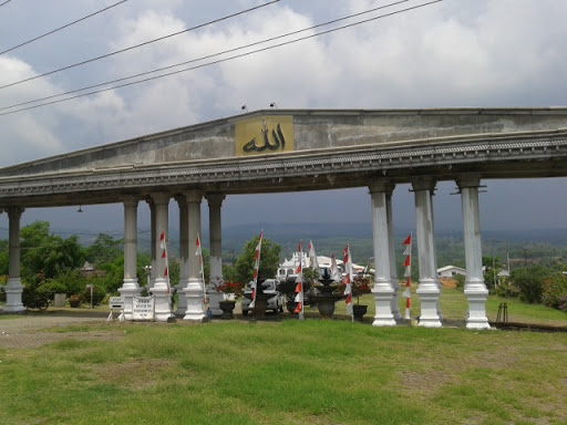 Gerbang Masjid Belum Jadi