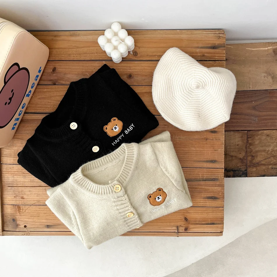 Gebreide jumpsuit uit de Beertjes-serie voor lente en herfst, voor baby's, zacht en comfortabel, ideaal om in te spelen en te slapen.