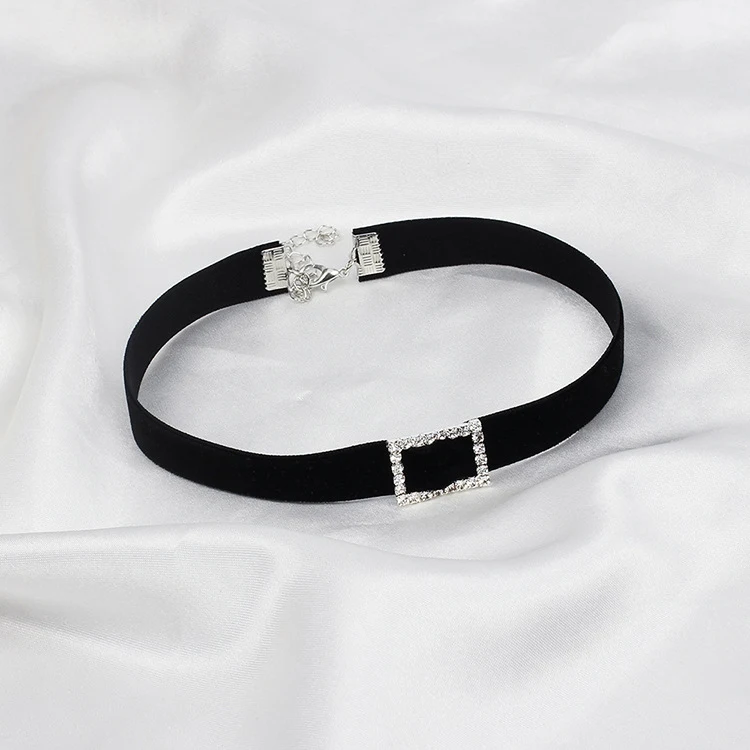 Collier Ras du Cou Géométrique avec Strass, un Accessoire Polyvalent pour Femme, Élégance Scintillante, Idéal pour Toutes les Occasions
