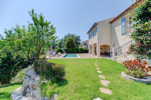 Villa avec piscine et terrasse 1