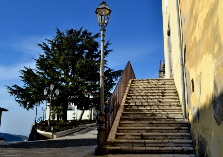 Dietro la scala di lopicchio