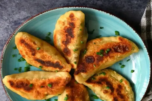 Mix Vegetables Pan Fried Momos [8 Pcs]