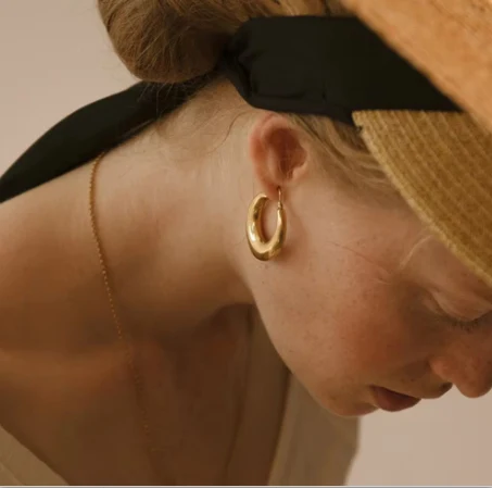 U-förmige geometrische Ohrringe für Damenmode und Schlichtheit, stilvoller Schmuck für einen eleganten und modernen Look.