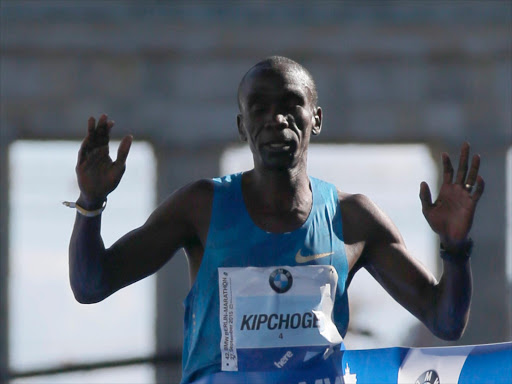 Eliud Kipchoge crosses the finish line to win the men's 42nd Berlin marathon, in Berlin, Germany September 27, 2015. Photo/REUTERS