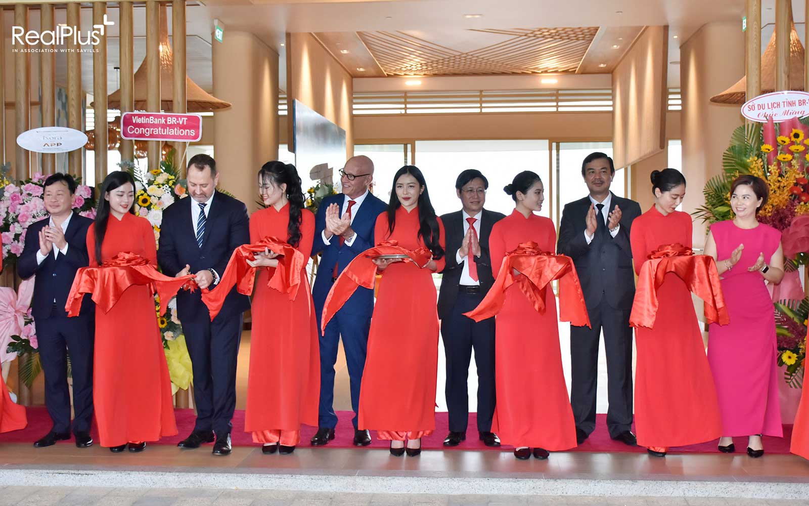 Lãnh đạo UBND tỉnh, Sở Du lịch, huyện Xuyên Mộc cùng đại diện The Grand Ho Tram Strip cắt băng khai trương Ixora Ho Tram by Fusion