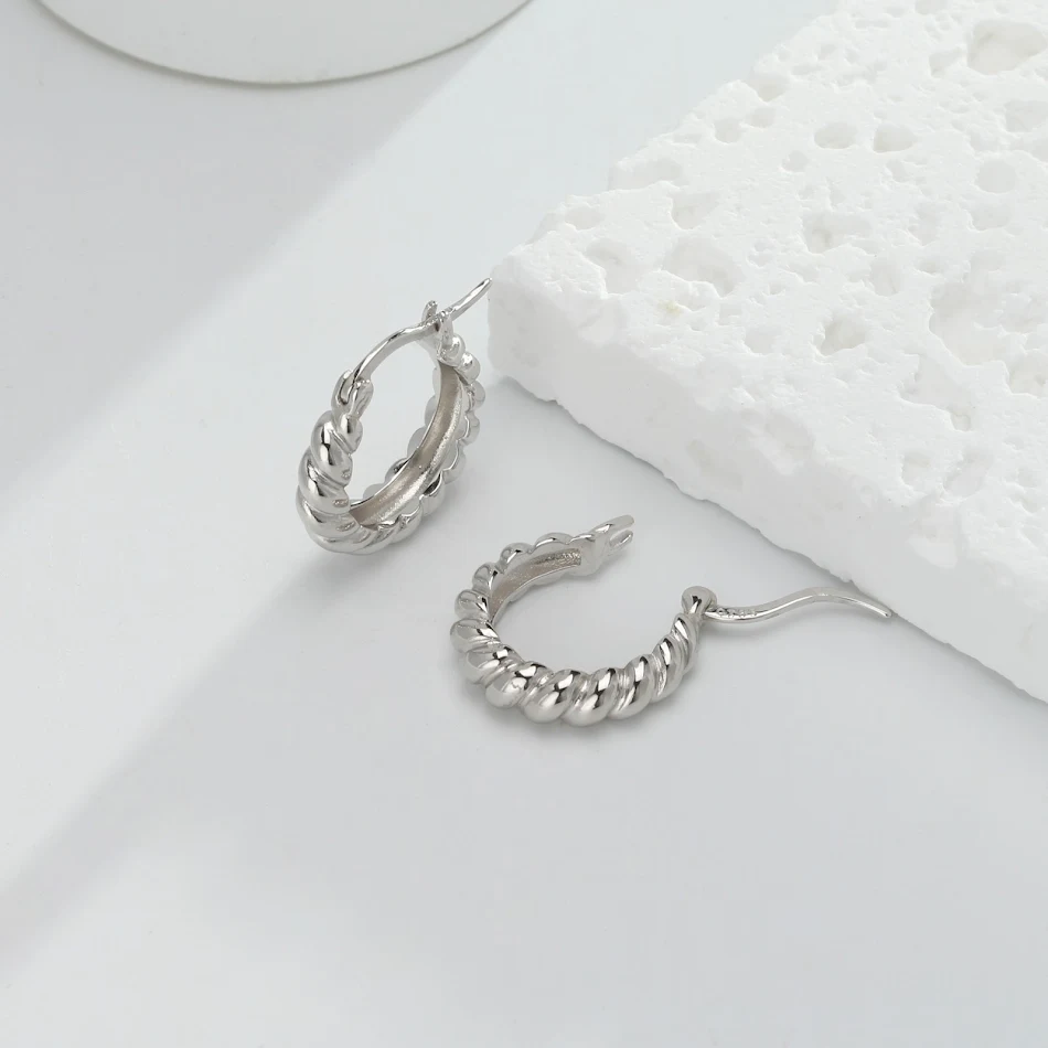 Boucles d'oreilles torsadées en argent sterling pour femmes Un bijou intemporel pour toutes les occasions. Ces boucles d'oreilles subliment votre style avec élégance.