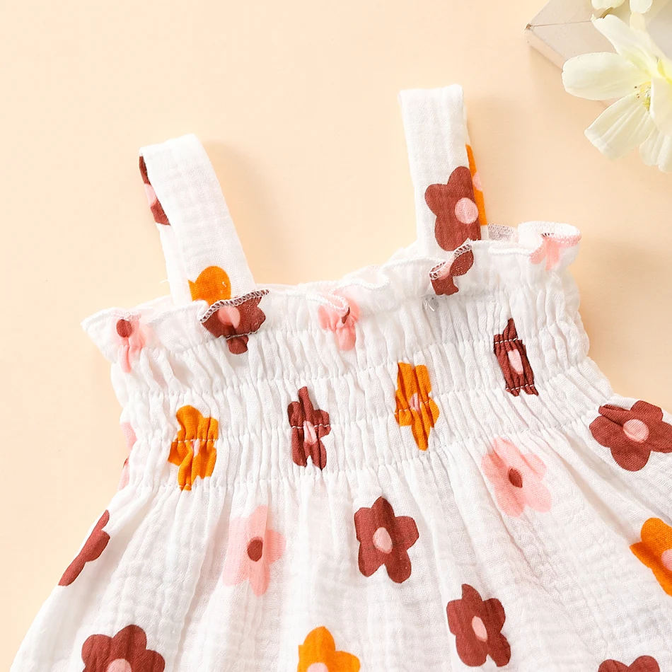 Conjunto duas peças para bebê menina, com flores, shorts saia de renda e top ciganinha, look fofo e fresco para o verão.