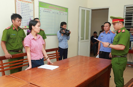 Cơ quan CSĐT đọc quyết định khởi tố bị can và bắt tạm giam Nguyễn Thị Kim Anh
