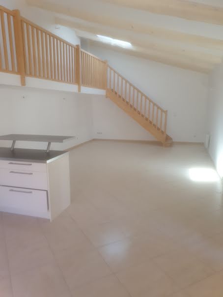 Location  appartement 3 pièces 91 m² à Lambesc (13410), 1 290 €