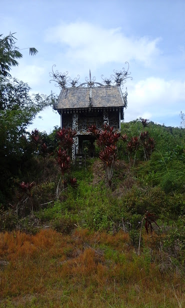 Makam Lencau Ingan, raja Apau Kayan dalam Tugu Perjuangan Kemerdekaan RI. (Foto: Yudha PS)