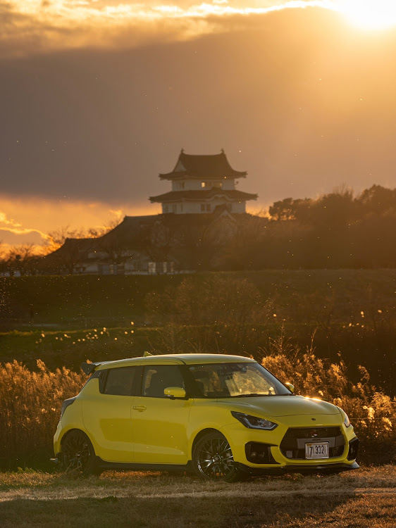 スイフトスポーツの夕陽と愛車・お城と愛車に関するカスタム事例の投稿画像1枚目