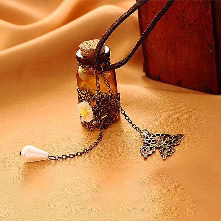 Colar Garrafa de Desejos Pequena com Gravação Vintage Leve seus sonhos com você, um amuleto delicado e cheio de significado para a sorte.
