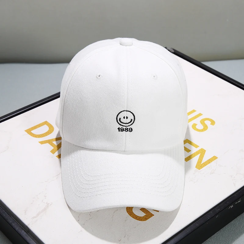 Casquette de baseball avec visière solaire et petites lettres affichant un visage. Protection solaire et style décontracté quotidien.