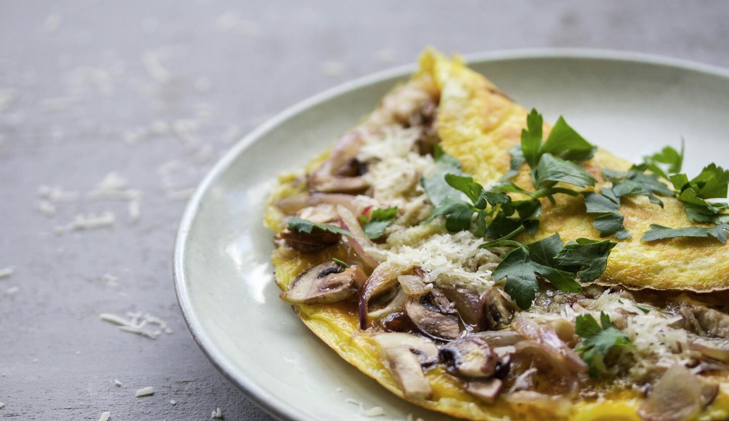 omelete de queijo com cogumelo