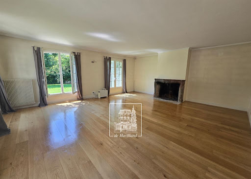 bright living room wood floor fireplace insert - Prestige house for rent in Marnes-la-Coquette, 8 rooms, 4 bedrooms