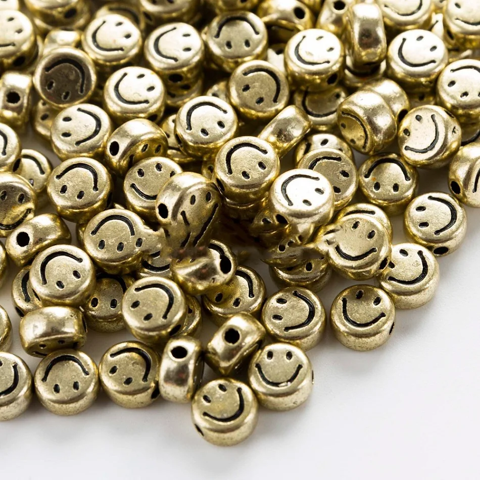 Smiley Perlen Kunststoff Schmuck Zubehör für Basteln und Dekorationen. Gestalte fröhlichen Schmuck und Ornamente.