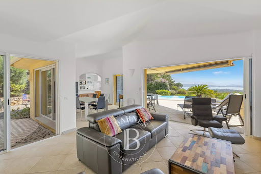 Seaside villa with pool 3