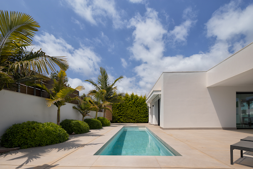House with pool and garden 1