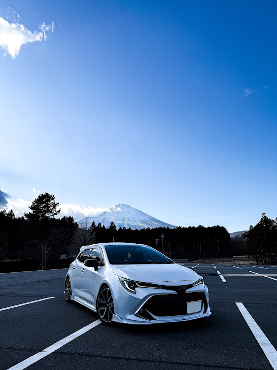 カローラスポーツの富士山と愛車・いつもいいね＆コメントありがとうございます・車好きな人と繋がりたい・2月もよろしくお願いします・冬空の澄んだ空気✨に関するカスタム事例の投稿画像1枚目