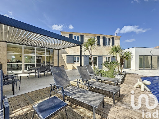 House with pool and terrace 1