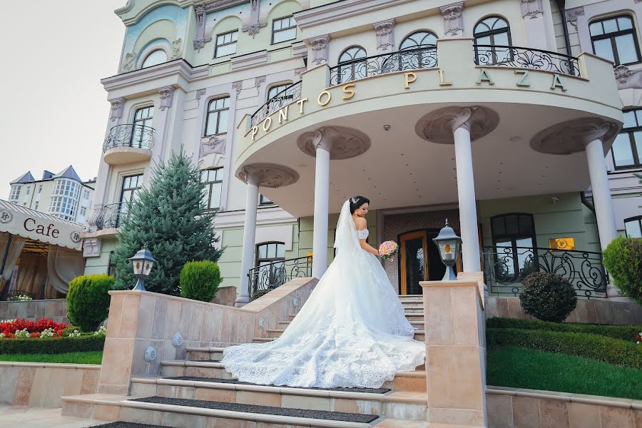 Fotógrafo de casamento Dmitriy Simonenko (photoroom). Foto de 9 de janeiro 2017