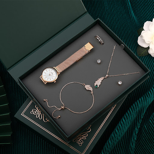 Title 3, Four-piece Set Of Watch Accessories