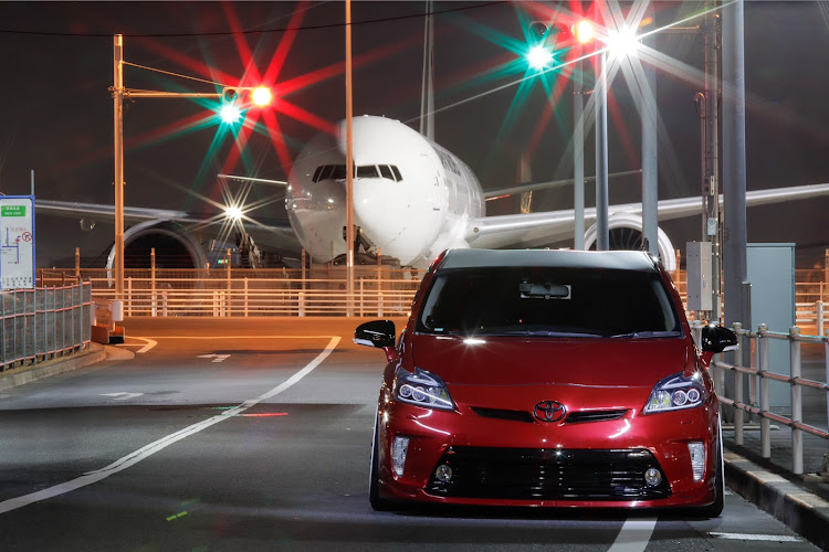 プリウスの真正面ショット・低HYBRID・B.O.B・浜松餃子食べ行きます・puriten factory.@に関するカスタム事例の投稿画像1枚目