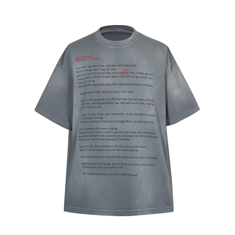 T-shirt a maniche corte con stampa di lettere per uomo. Stile e comfort quotidiano. Perfetta per un look casual e alla moda. Indossa la tendenza.