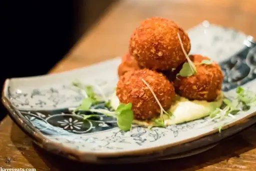 Crunchy Paneer Momos [6 Pieces]